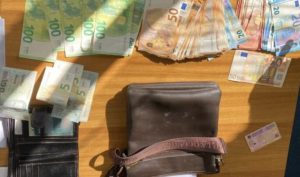 Qytetari e gjen çantën me mbi 7 mijë euro, e dorëzon në polici