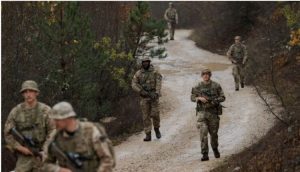 Glauk Konjufca ngre alarmin: Qindra njerëz në Serbi po stërviten për një sulm në Kosovë