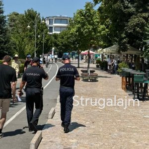 Foto Lajm: Në Strugë patrullon edhe një policë nga Shqipëria