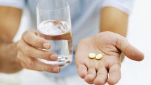 Ndryshimi mes aspirinës dhe ibuprofenit, ja rastet kur duhet t’i pini
