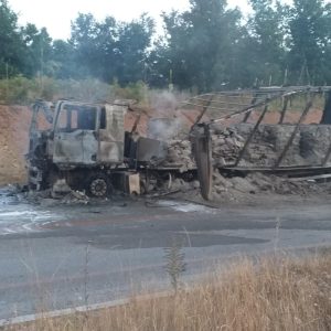 Foto Lajm:Digjet kamioni në rrugën Strugë-Kërçovë