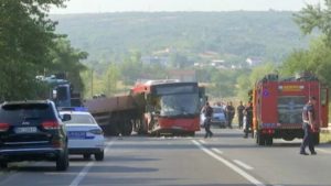 Përplasje mes një autobusi dhe një kamioni në Serbi – të paktën një i vdekur dhe shumë të lënduar