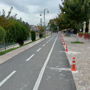 Foto Lajm:Komuna e pranon gabimin vendos sinjalistika para barrierave ndarëse në bulevardin e Drinit