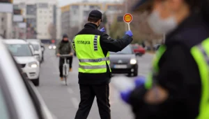 Policët i ngacmojnë shoferet femra