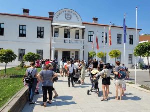 Prindërit nga Struga në protestë para komunës, nuk ka kush të kujdeset për fëmijët në kopshte