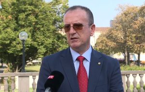 Taravari: Këto parti shqiptare që tani janë në opozitë e kanë votuar 6 herë ligjin për “branitellat”