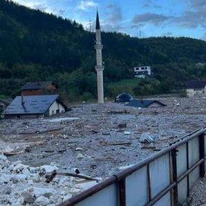 Foto-galeri: Pamje të tmerrshme nga përmbytjet dhe rrëshqitjet e dheut në BeH